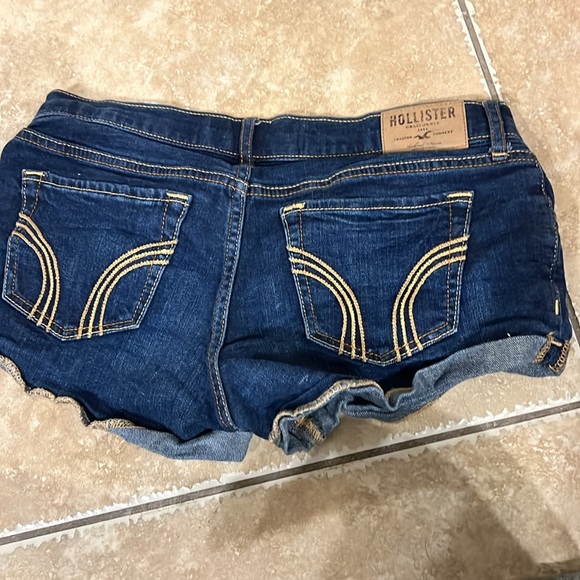 Hollisterr women’s shorts - Picture 2 of 3